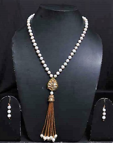 LONG PEARLS NECKLACE